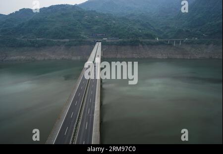 Photo taken on May 6, 2014 shows an aerial view of Chengdu-Wenchuan Express Way Bridge on Zipingpu Reservoir, southwest China s Sichuan Province. An 8.0-magnitude quake on May 12, 2008 jolted Wenchuan, leaving more than 80,000 people dead or missing. Wenchuan, Qingchuan and Beichuan counties, which were severely afflicted by earthquake, have changed fundamentally after reconstruction. (Xinhua/Li Qiaoqiao) (lfj) CHINA-SICHUAN-WENCHUAN EARTHQUAKE-6TH ANNIVERSARY (CN) PUBLICATIONxNOTxINxCHN   Photo Taken ON May 6 2014 Shows to Aerial View of Chengdu Wenchuan Shipping Way Bridge ON Zipingpu Reserv Stockfoto