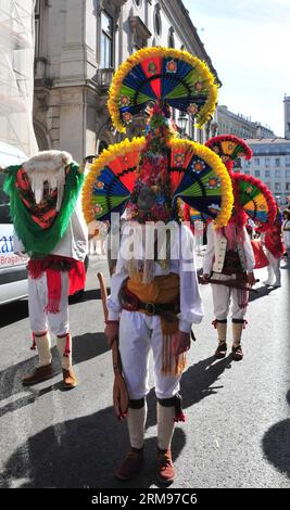 Die Teilnehmer treten während der Parade des 9. Internationalen Festivals der iberischen Maske in Lissabon, Portugal, am 10. Mai 2014 auf. Etwa 500 maskierte Menschen nahmen an dem Festival Teil. (Xinhua/Zhang Liyun) (ctt) PORTUGAL-LISSABON-MASKENFESTIVAL PUBLICATIONxNOTxINxCHN Teilnehmer treten während der Parade des 9. Internationalen Festivals der iberischen Maske in Lissabon Portugal am 10. Mai 2014 auf. Ungefähr 500 maskierte Prominente nahmen am Festival XINHUA Zhang Liyun CTT Portugal Lissabon NICTNOBLINxMaskenfestival Teil Stockfoto