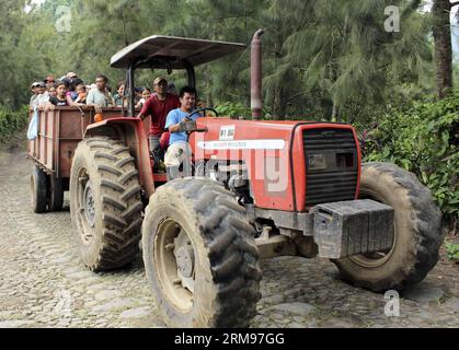 Image provided by Guatemala s Prensa Libre Newspaper on May 9, 2014 shows people being evacuated from Santiguito Volcano near communities at El Palmar municipalty of Quetzaltenango department in Guatemala. The Santiaguito volcano continues its explosive activity with less intensity, according to technicians of Guatemala s Disaster Reduction National Coordinator, according to local press. (Xinhua/Prensa Libre) (dzl) GUATEMALA OUT EDITORS USE ONLY GUATEMALA-QUETZALTENANGO-SANTIAGUITO VOLCANO PUBLICATIONxNOTxINxCHN   Image provided by Guatemala S Prensa Libre Newspaper ON May 9 2014 Shows Celebri Stock Photo