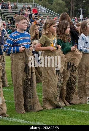 Kinder warteten auf den Start ihres Sackrennens bei den Braemar Gathering, Highland Games. Aberdeenshire, Schottland Stockfoto