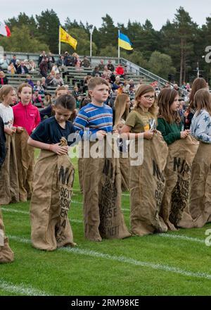 Kinder warteten auf den Start ihres Sackrennens bei den Braemar Gathering, Highland Games. Aberdeenshire, Schottland Stockfoto