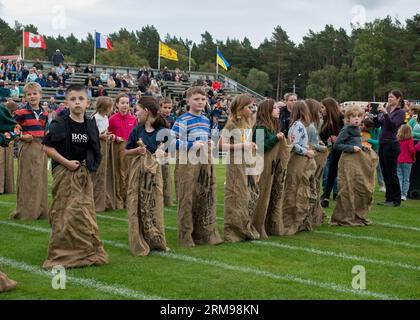 Kinder warteten auf den Start ihres Sackrennens bei den Braemar Gathering, Highland Games. Aberdeenshire, Schottland Stockfoto