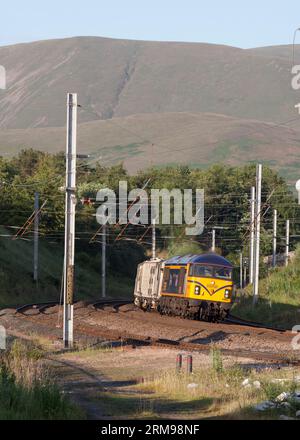 GB Railfreight Diesellokomotive der Baureihe 69 69001 auf der Westküsten-Hauptstrecke, die Grayrigg-Loops mit einem Unkrautvernichter-Zug durchquert Stockfoto