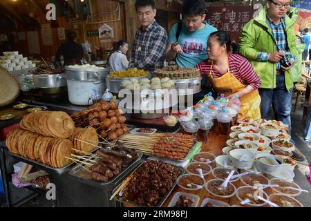 (140513) -- PEKING, 13. Mai 2014 (Xinhua) -- Foto aufgenommen am 29. April 2014 zeigt eine beliebte Snackbar in Chengdu, der Hauptstadt der südwestchinesischen Provinz Sichuan. Eine der beliebtesten Arten weltweit, chinesische Küche ist berühmt für ihren Geschmack und ihre Vielfalt, mit einer beispiellosen Auswahl an Zutaten, Techniken, Gerichten und Essstilen. Die Geschichte der chinesischen Küche reicht seit Tausenden von Jahren zurück und hat sich von Periode zu Periode und in jeder Region je nach Klima, Tradition und lokalen Präferenzen verändert. Die Chinesen sind stolz darauf, eine große Vielfalt an Lebensmitteln zu essen, während sie sich an sie halten Stockfoto