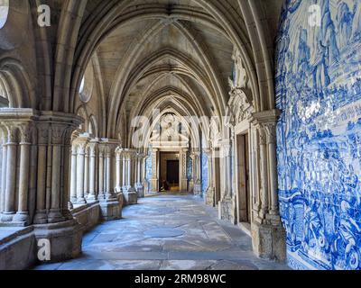 Porto, Portugal, 15. Februar 2023: Inneres der Kathedrale von Porto SE do Porto. Diese Kathedrale ist eines der ältesten Denkmäler der Stadt Stockfoto