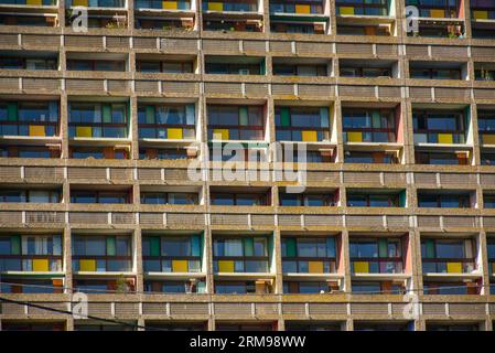 La maison Radieuse ist ein Wohnhaus in Rezé, einem Vorort von Nantes-France, das vom Architekten Le Corbusier entworfen und 1953 erbaut wurde. Es hat b Stockfoto