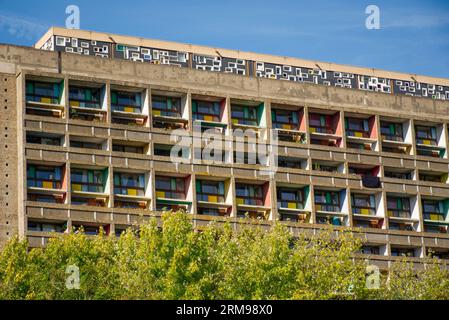 La maison Radieuse ist ein Wohnhaus in Rezé, einem Vorort von Nantes-France, das vom Architekten Le Corbusier entworfen und 1953 erbaut wurde. Es hat b Stockfoto