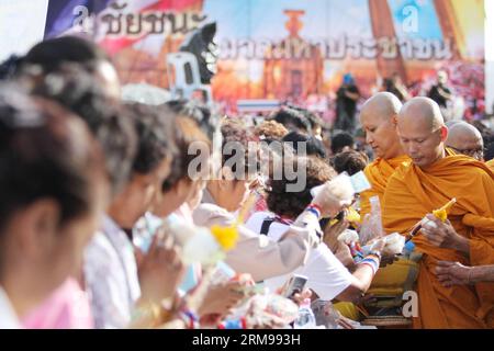 (140513) -- BANGKOK, 13. Mai 2014 (Xinhua) -- thailändische Anti-Regierungs-Demonstranten bieten thailändischen buddhistischen Mönchen Nahrung an, während sie den Visakha Bucha-Tag während einer Kundgebung vor dem Büro der Vereinten Nationen in der Nähe des Regierungsgebäudes in Bangkok, Thailand, am 13. Mai 2014 feiern. Am Montag begannen regierungsfeindliche Demonstranten, ihre Kundgebungsstätte vom Lumpini Park in die Gegend nahe des Government House zu verlegen. (Xinhua/Rachen sageamsak) THAILAND-BANGKOK-RALLYE PUBLICATIONxNOTxINxCHN Bangkok 13. Mai 2014 XINHUA Thai Anti-Regierungs-Demonstranten BIETEN thailändischen buddhistischen Mönchen während einer Rallye Essen AN, während sie den Visakha Bucha-Tag markieren Stockfoto