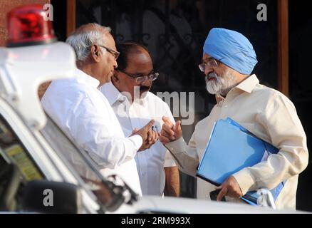 (140513) -- NEU DELHI, 13. Mai 2014 (Xinhua) -- der indische Eisenbahnminister Mallikarjun Kharge (L) spricht mit dem Erdölminister Veerappa Moily (C) und dem stellvertretenden Vorsitzenden der indischen Planungskommission Montek Singh Ahluwalia, als sie das Büro des Premierministers in South Block verlassen, nachdem sie an der letzten Kabinettssitzung der amtierenden Regierung der Vereinigten Progressiven Allianz (UPA) teilgenommen haben in Neu-Delhi, der Hauptstadt Indiens, am 13. Mai 2014. Indien schloss am Montag seine neunte und letzte Phase der Lok Sabha-Wahl mit einer Rekordbeteiligung von über 66 Prozent während der Wahlen für mehr als einen Monat ab, sagte e Stockfoto