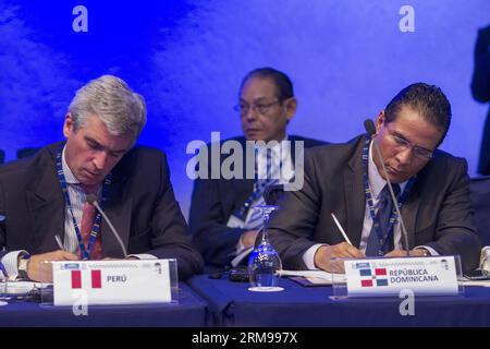 ANTIGUA GUATEMALA, 13. Mai 2014 - Peter Camino Cannock (L), Direktor für Drogenkontrolle des peruanischen Außenministeriums, und Rafael Joco (R), Minister Counsellor of the Dominican Republic, nehmen an der Eröffnungszeremonie des Ministertreffens zum Weltproblem der Drogen am 13. Mai 2014 in Antigua Guatemala, Guatemala, Teil. CELAC-Minister und Vertreter der öffentlichen Sicherheit nahmen an der zweitägigen Sitzung über die Drogenstrategie und die Initiativen zur Reaktion auf diese Geißel Teil. (Xinhua/Luis Echeverria) (ron) (sp) GUATEMALA-ANTIGUA GUATEMALA-ANTIDROGE-MINISTERTREFFEN PUBLICATIONxNOTxINxCHN Stockfoto