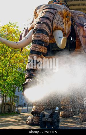 Nantes, Frankreich - 18. oktober 2020: Dieser Elefant ist Teil der Show der Inselmaschinen ( les Machines de l’Ile ) von F. Delaroziere A. Stockfoto