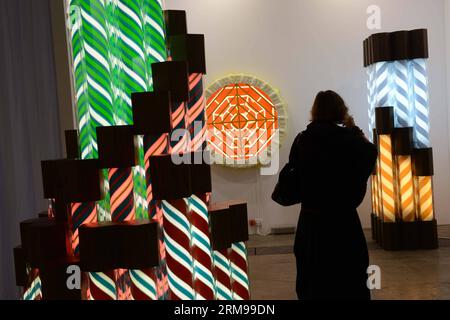 (140514) -- HONGKONG, 14. Mai 2014 (Xinhua) -- Eine Frau besucht die Vorschau der Art Basel Show in Hongkong, Südchina, 14. Mai 2014. Die Art Basel veranstaltet die weltweit führenden modernen und kontempoären Kunstausstellungen, die jährlich in Basel, Miami Beach und Hongkong stattfinden. (Xinhua/Lui Siu Wai) (wf) CHINA-HONG KONG-ART BASEL-SHOW PREVIEW (CN) PUBLICATIONxNOTxINxCHN Hong KONG 14. Mai 2014 XINHUA A Woman besucht die Vorschau der Art Basel Show in Hong Kong Südchina 14. Mai 2014 die Art Basel veranstaltet die World S Premier Modern and Contempoary Art Shows Hero jährlich in Basel Miami Beach und Hong Kong XINH Stockfoto