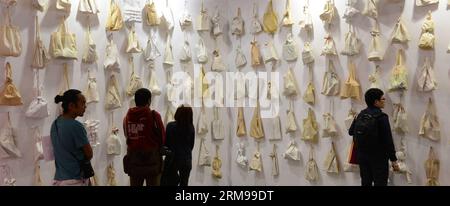 (140514) -- HONGKONG, 14. Mai 2014 (Xinhua) -- die Besucher besuchen die Vorschau der Art Basel Show in Hongkong, Südchina, 14. Mai 2014. Die Art Basel veranstaltet die weltweit führenden modernen und kontempoären Kunstausstellungen, die jährlich in Basel, Miami Beach und Hongkong stattfinden. (Xinhua/Lui Siu Wai) (wf) CHINA-HONG KONG-ART BASEL-SHOW PREVIEW (CN) PUBLICATIONxNOTxINxCHN Hong KONG 14. Mai 2014 XINHUA Prominente besuchen die Vorschau der Art Basel Show in Hong Kong Südchina 14. Mai 2014 die Art Basel veranstaltet die World S Premier Modern and Contempoary Art Shows Hero jährlich in Basel Miami Beach und Hongkong XIN Stockfoto