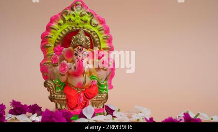 Hindugott Ganesha-Skluptur auf rosafarbenem Hintergrund. Feiern Sie das Lord Ganesha Festival. Stockfoto