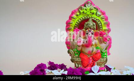 Hindugott Ganesha-Skluptur auf rosafarbenem Hintergrund. Feiern Sie das Lord Ganesha Festival. Stockfoto