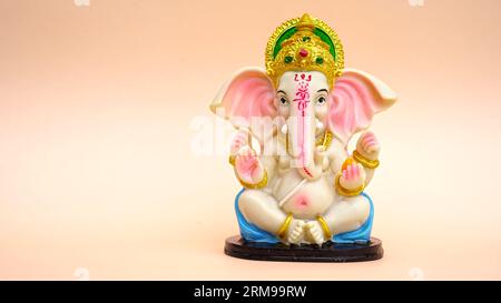 Hindugott Ganesha-Skluptur auf rosafarbenem Hintergrund. Feiern Sie das Lord Ganesha Festival, das Ganesh Chaturthi Festival Stockfoto