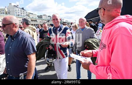 Brighton UK 27. August 2023 - Hunderte von Mods treffen sich am Brighton Seafront für ihr jährliches Mod Weekender Event an einem sonnigen Tag während des Bankfeiertagswochenendes . Mods aus dem ganzen Land und einige aus Europa nehmen an jedem Bankfeiertag im August Teil: Credit Simon Dack / Alamy Live News Stockfoto