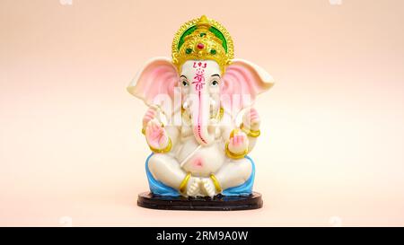 Hindugott Ganesha-Skluptur auf rosafarbenem Hintergrund. Feiern Sie das Lord Ganesha Festival, Ganesh chaturthi Stockfoto