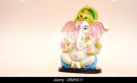 Hindugott Ganesha-Skluptur auf rosafarbenem Hintergrund. Feiern Sie das Lord Ganesha Festival, Ganesh chaturthi Stockfoto