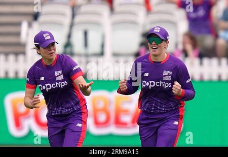 Hollie Armitage von Northern Superchargers feiert den Fang, um Maia Bouchier von Southern Brave im Finale der Hundert Frauen in Lord's, London, zu entlassen. Bilddatum: Sonntag, 27. August 2023. Stockfoto