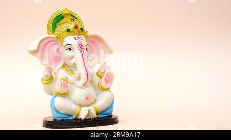 Hindugott Ganesha-Skluptur auf rosafarbenem Hintergrund. Feiern Sie das Lord Ganesha Festival, Ganesh chaturthi Stockfoto