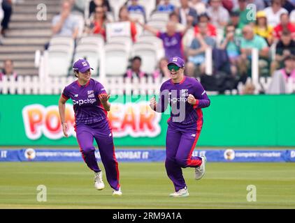 Hollie Armitage von Northern Superchargers feiert den Fang, um Maia Bouchier von Southern Brave im Finale der Hundert Frauen in Lord's, London, zu entlassen. Bilddatum: Sonntag, 27. August 2023. Stockfoto