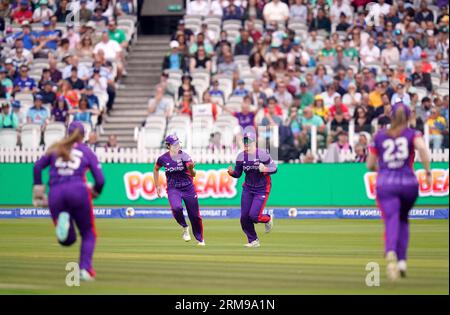 Hollie Armitage von Northern Superchargers feiert den Fang, um Maia Bouchier von Southern Brave im Finale der Hundert Frauen in Lord's, London, zu entlassen. Bilddatum: Sonntag, 27. August 2023. Stockfoto