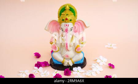 Hindugott Ganesha-Skluptur auf rosafarbenem Hintergrund. Feiern Sie das Lord Ganesha Festival. Stockfoto