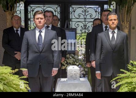 NUEVO LEON, 14. Mai 2014 - das Bild des mexikanischen Ratsvorsitzes zeigt, wie der mexikanische Präsident Enrique Pena Nieto (R) am 14. Mai 2014 in Monterrey (Mexiko) an einer Ehrenwache für den verstorbenen mexikanischen Geschäftsmann Lorenzo Zambrano, Präsident und General Manager von CEMEX, teilnimmt. (Xinhua/mexikanischer Vorsitz) MEXIKO-NUEVO LEON-POLITICS-PENA NIETO PUBLICATIONxNOTxINxCHN Nuevo Leon 14. Mai 2014 das Bild des MEXIKANISCHEN Ratsvorsitzes zeigt, wie der MEXIKANISCHE Präsident Enrique Pena Nieto r an der EHRENGARDE für den verstorbenen MEXIKANISCHEN Geschäftsmann Lorenzo Zambrano President und General Manager von Cemex in Monterrey M teilnimmt Stockfoto