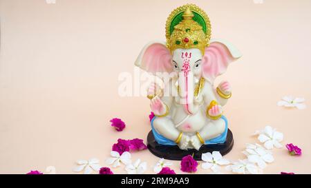 Hindugott Ganesha-Skluptur auf rosafarbenem Hintergrund. Feiern Sie das Lord Ganesha Festival. Stockfoto