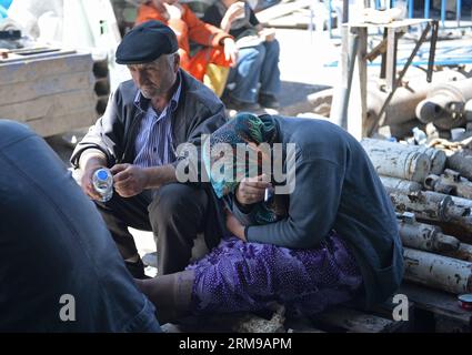 (140515) -- SOMA, 15. Mai 2014 (Xinhua) -- Verwandte von eingeschlossenen Bergleuten verlieren die Kontrolle über ihre Emotionen in Soma, Türkei, 15. Mai 2014. Die Zahl der Todesopfer der türkischen Kohlebergbaukatastrophe am Dienstag hat 282 erreicht und ist damit die schlimmste Industriekatastrophe des Landes in der Geschichte, sagte Energieminister Taner Yildiz Anfang Donnerstag. (Xinhua/Lu Zhe) (srb) TÜRKEI-SOMA-KOHLEBERGWERK-KATASTROPHE PUBLICATIONxNOTxINxCHN SOMA 15. Mai 2014 XINHUA Verwandte von Gefangenen Bergarbeitern Lot Kontrolle ihrer Emotionen in Soma Türkei 15. Mai 2014 die Zahl der Todesopfer der türkischen S-Kohlebergwerk-Katastrophe hat 282 erreicht und ist damit das Land S am schlechtesten Stockfoto