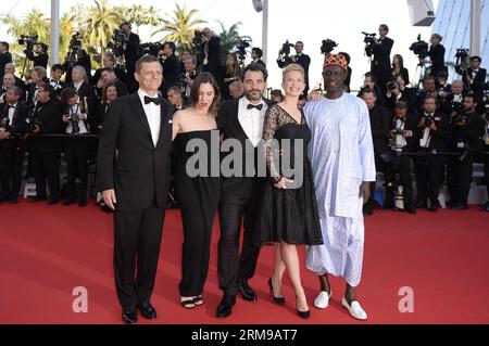 (140515) -- CANNES, 15. Mai 2014 (Xinhua) -- Peter Becker, die französische Schauspielerin Geraldine Pailhas, der argentinische Regisseur Pablo Trapero, die Norwegisch-schwedische Schauspielerin Maria Bonnevie und die senegalesische Regisseurin Moussa Toure (von L bis R) kommen zur Vorführung von Mr. Turner während des 67. Filmfests von Cannes am 15. Mai 2014 in Cannes, Frankreich. Der Film wird im offiziellen Wettbewerb des Festivals vom 14. Bis 25. Mai gezeigt. (Xinhua/YE Pingfan) FRANCE-CANNES-FILM FESTIVAL-HERR TURNER-RED CARPET PUBLICATIONxNOTxINxCHN Cannes 15. Mai 2014 XINHUA Präsident der Th Stockfoto