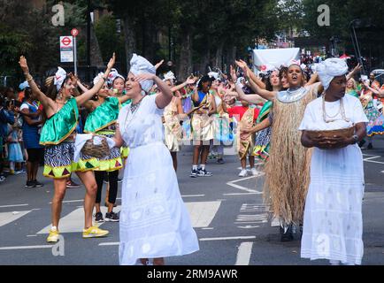 Notting Hill, London, Großbritannien. August 2023 27. Am Sonntag findet die Kinderparade am Karneval in Notting Hill statt. Quelle: Matthew Chattle/Alamy Live News Stockfoto