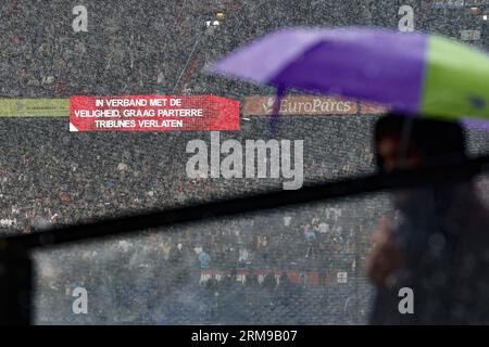 ROTTERDAM - die Fans verlassen die Tribüne wegen Sturm während des niederländischen Premier-League-Spiels zwischen Feyenoord und Almere City FC im Feyenoord Stadion de Kuip am 27. August 2023 in Rotterdam, Niederlande. ANP MAURICE VAN STONE Stockfoto