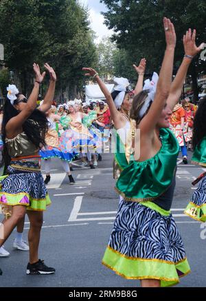 Notting Hill, London, Großbritannien. August 2023 27. Am Sonntag findet die Kinderparade am Karneval in Notting Hill statt. Quelle: Matthew Chattle/Alamy Live News Stockfoto