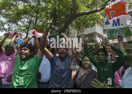 (140516) -- CALCUTTA, 16. Mai 2014 (Xinhua) -- indische Unterstützer des Trinamool Congress (TMC) feiern die Parteiergebnisse in Calcutta, der Hauptstadt des ostindischen Bundesstaates Westbengalen am 16. Mai 2014. Indiens wichtigste Opposition Bharatiya Janata Party (BJP) am Freitag schuf Geschichte, indem sie die allgemeinen Wahlen durch einen Erdrutsch gewann, den lautesten Sieg jeder Partei in den letzten 30 Jahren, der die regierende Kongresspartei unter der Führung der Nehru-Gandhi-Dynastie dezimierte. Im Vergleich zu anderen bundesstaaten Indiens konnte BJP in Westbengalen nur wenig Erfolg erzielen, da TMC 34 von 42 gewann und BJP nur 2 gewann. (Xinhua/Tumpa Mondal) ( Stockfoto