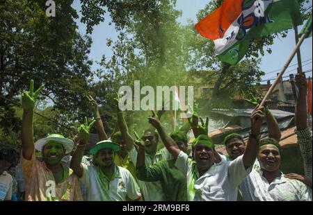 (140516) -- CALCUTTA, 16. Mai 2014 (Xinhua) -- indische Unterstützer des Trinamool Congress (TMC) feiern die Parteiergebnisse in Calcutta, der Hauptstadt des ostindischen Bundesstaates Westbengalen am 16. Mai 2014. Indiens wichtigste Opposition Bharatiya Janata Party (BJP) am Freitag schuf Geschichte, indem sie die allgemeinen Wahlen durch einen Erdrutsch gewann, den lautesten Sieg jeder Partei in den letzten 30 Jahren, der die regierende Kongresspartei unter der Führung der Nehru-Gandhi-Dynastie dezimierte. Im Vergleich zu anderen bundesstaaten Indiens konnte BJP in Westbengalen nur wenig Erfolg erzielen, da TMC 34 von 42 gewann und BJP nur 2 gewann. (Xinhua/Tumpa Mondal) ( Stockfoto