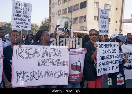 (140516) -- MAPUTO, 16. Mai 2014 (Xinhua) -- Demonstranten marschieren am 16. Mai 2014 auf einer Straße in Maputo, Mosambik. Die Demonstranten marschierten am Freitag gegen das parlamentsgesetz, das den Parlamentariern Renten und Privilegien gewährt, die sie als legalisierten Raub bezeichneten, und forderten den mosambikanischen Präsidenten Armando Guebuza auf, ein Veto gegen die neue Gesetzgebung einzulegen. Das Parlament des Landes hat im vergangenen Monat ein Gesetz über Leistungen für die ehemaligen Staatschefs nach Ablauf ihrer Amtszeit und eine Erhöhung der Privilegien der derzeitigen und ehemaligen Abgeordneten des Parlaments verabschiedet. (Xinhua/Mauro Vombe) MOSAMBIK-MAPUTO-PROTEST PUBLICATI Stockfoto