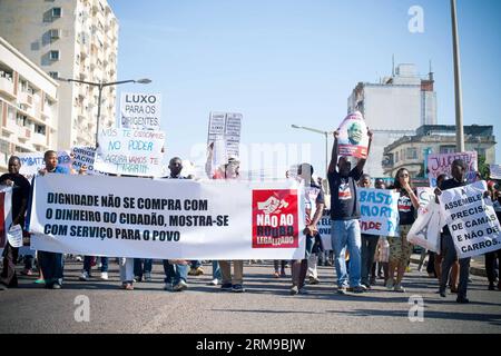 (140516) -- MAPUTO, 16. Mai 2014 (Xinhua) -- Demonstranten marschieren am 16. Mai 2014 auf einer Straße in Maputo, Mosambik. Die Demonstranten marschierten am Freitag gegen das parlamentsgesetz, das den Parlamentariern Renten und Privilegien gewährt, die sie als legalisierten Raub bezeichneten, und forderten den mosambikanischen Präsidenten Armando Guebuza auf, ein Veto gegen die neue Gesetzgebung einzulegen. Das Parlament des Landes hat im vergangenen Monat ein Gesetz über Leistungen für die ehemaligen Staatschefs nach Ablauf ihrer Amtszeit und eine Erhöhung der Privilegien der derzeitigen und ehemaligen Abgeordneten des Parlaments verabschiedet. (Xinhua/Mauro Vombe) MOSAMBIK-MAPUTO-PROTEST PUBLICATI Stockfoto