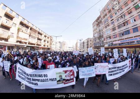 (140516) -- MAPUTO, 16. Mai 2014 (Xinhua) -- Demonstranten marschieren am 16. Mai 2014 auf einer Straße in Maputo, Mosambik. Die Demonstranten marschierten am Freitag gegen das parlamentsgesetz, das den Parlamentariern Renten und Privilegien gewährt, die sie als legalisierten Raub bezeichneten, und forderten den mosambikanischen Präsidenten Armando Guebuza auf, ein Veto gegen die neue Gesetzgebung einzulegen. Das Parlament des Landes hat im vergangenen Monat ein Gesetz über Leistungen für die ehemaligen Staatschefs nach Ablauf ihrer Amtszeit und eine Erhöhung der Privilegien der derzeitigen und ehemaligen Abgeordneten des Parlaments verabschiedet. (Xinhua/Mauro Vombe) MOSAMBIK-MAPUTO-PROTEST PUBLICATI Stockfoto