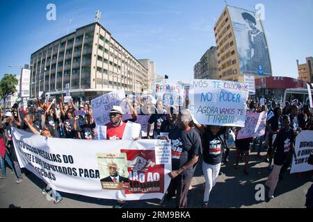 (140516) -- MAPUTO, 16. Mai 2014 (Xinhua) -- Demonstranten marschieren am 16. Mai 2014 auf einer Straße in Maputo, Mosambik. Die Demonstranten marschierten am Freitag gegen das parlamentsgesetz, das den Parlamentariern Renten und Privilegien gewährt, die sie als legalisierten Raub bezeichneten, und forderten den mosambikanischen Präsidenten Armando Guebuza auf, ein Veto gegen die neue Gesetzgebung einzulegen. Das Parlament des Landes hat im vergangenen Monat ein Gesetz über Leistungen für die ehemaligen Staatschefs nach Ablauf ihrer Amtszeit und eine Erhöhung der Privilegien der derzeitigen und ehemaligen Abgeordneten des Parlaments verabschiedet. (Xinhua/Mauro Vombe) MOSAMBIK-MAPUTO-PROTEST PUBLICATI Stockfoto