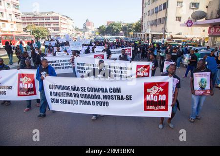 (140516) -- MAPUTO, 16. Mai 2014 (Xinhua) -- Demonstranten marschieren am 16. Mai 2014 auf einer Straße in Maputo, Mosambik. Die Demonstranten marschierten am Freitag gegen das parlamentsgesetz, das den Parlamentariern Renten und Privilegien gewährt, die sie als legalisierten Raub bezeichneten, und forderten den mosambikanischen Präsidenten Armando Guebuza auf, ein Veto gegen die neue Gesetzgebung einzulegen. Das Parlament des Landes hat im vergangenen Monat ein Gesetz über Leistungen für die ehemaligen Staatschefs nach Ablauf ihrer Amtszeit und eine Erhöhung der Privilegien der derzeitigen und ehemaligen Abgeordneten des Parlaments verabschiedet. (Xinhua/Mauro Vombe) MOSAMBIK-MAPUTO-PROTEST PUBLICATI Stockfoto