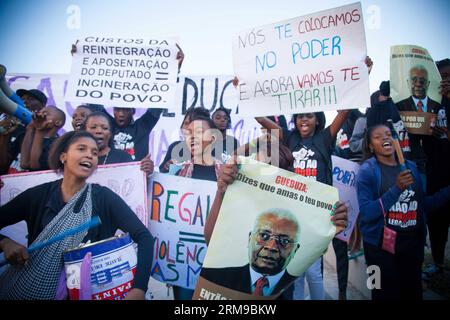 (140516) -- MAPUTO, 16. Mai 2014 (Xinhua) -- Demonstranten marschieren am 16. Mai 2014 auf einer Straße in Maputo, Mosambik. Die Demonstranten marschierten am Freitag gegen das parlamentsgesetz, das den Parlamentariern Renten und Privilegien gewährt, die sie als legalisierten Raub bezeichneten, und forderten den mosambikanischen Präsidenten Armando Guebuza auf, ein Veto gegen die neue Gesetzgebung einzulegen. Das Parlament des Landes hat im vergangenen Monat ein Gesetz über Leistungen für die ehemaligen Staatschefs nach Ablauf ihrer Amtszeit und eine Erhöhung der Privilegien der derzeitigen und ehemaligen Abgeordneten des Parlaments verabschiedet. (Xinhua/Mauro Vombe) MOSAMBIK-MAPUTO-PROTEST PUBLICATI Stockfoto