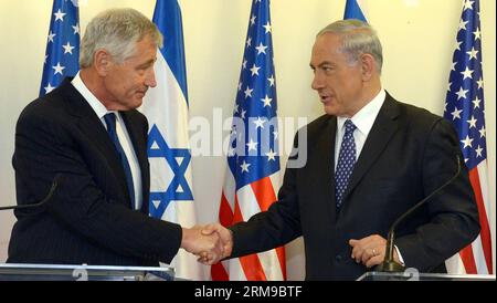 (140516) -- JERUSALEM, 16. Mai 2014 (Xinhua) -- der israelische Premierminister Benjamin Netanyahu (R) schüttelt am 16. Mai 2014 bei einer Pressekonferenz im Büro des Ministerpräsidenten in Jerusalem die Hand mit dem US-Verteidigungsminister Chuck Hagel. Israel ist nicht überrascht von einem UN-Bericht, in dem behauptet wird, dass der Iran ballistische Raketenfähigkeiten nutzt, sagte der israelische Premierminister Benjamin Netanjahu am Freitag dem US-Verteidigungsminister Chuck Hagel. (Xinhua/GPO/Haim Zach) -ISRAEL OUT- MIDEAST-JERUALEM-DIPLOMACY-ISRAEL-US-CHUCK HAGEL PUBLICATIONxNOTxINxCHN Jerusalem 16. Mai 2014 XINHUA israelischer Premierminister Stockfoto