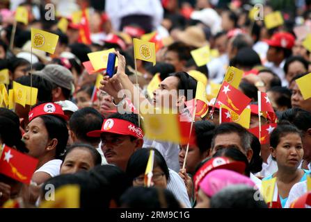 (140517) -- YANGON, 17. Mai 2014 (Xinhua) -- Menschen besuchen eine öffentliche kompanie in Yangon, 17. Mai 2014. Daw Aung San Suu Kyi, Vorsitzender der oppositionellen Partei der Nationalen Liga für Demokratie in Myanmar, rief die Öffentlichkeit am Samstag auf, die Bemühungen um eine Reform der Verfassung zu unterstützen. (Xinhua/U Aung) MYANMAR-YANGON-PUBLIC CAMPAIGN PUBLICATIONxNOTxINxCHN Yangon 17. Mai 2014 XINHUA-Prominente nehmen an einer öffentlichen Kompanie in Yangon am 17. Mai 2014 Teil der Führer der Myanmar S Opposition National League for Democracy Party Daw Aung San Suu Kyi rief am Samstag die Öffentlichkeit AUF, um die Bemühungen um die Reform der Verfassung zu unterstützen XINHUA U Aung my Stockfoto