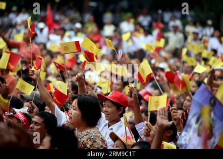 (140517) -- YANGON, 17. Mai 2014 (Xinhua) -- Menschen besuchen eine öffentliche kompanie in Yangon, 17. Mai 2014. Daw Aung San Suu Kyi, Vorsitzender der oppositionellen Partei der Nationalen Liga für Demokratie in Myanmar, rief die Öffentlichkeit am Samstag auf, die Bemühungen um eine Reform der Verfassung zu unterstützen. (Xinhua/U Aung) MYANMAR-YANGON-PUBLIC CAMPAIGN PUBLICATIONxNOTxINxCHN Yangon 17. Mai 2014 XINHUA-Prominente nehmen an einer öffentlichen Kompanie in Yangon am 17. Mai 2014 Teil der Führer der Myanmar S Opposition National League for Democracy Party Daw Aung San Suu Kyi rief am Samstag die Öffentlichkeit AUF, um die Bemühungen um die Reform der Verfassung zu unterstützen XINHUA U Aung my Stockfoto