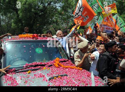 (140517) -- NEU DELHI, 17. Mai 2014 (Xinhua) -- Unterstützer begrüßen Indiens wichtigsten Oppositionsführer der Bharatiya Janata Party (BJP) und Indiens designierten Premierminister Narendra Modi in Neu Delhi, Indien, 17. Mai 2014. Tausende jubelnde Anhänger begrüßten Modi bei seiner Ankunft in der Hauptstadt am Samstag, nachdem er seine Partei bei den nationalen Wahlen mit einer überwältigenden Mehrheit geführt hatte. (Xinhua/Partha Sarkar) INDIEN-NEU-DELHI-MODI PUBLICATIONxNOTxINxCHN Neu-Delhi 17. Mai 2014 XINHUA-Anhänger grüßen Indiens wichtigste Opposition Bharatiya Janata-Partei BJP-Führer und Indiens S-Premierminister ernennen Narendra Modes in ne Stockfoto