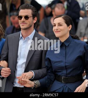 (140517) -- CANNES, 17. Mai 2014 (Xinhua) -- der Schauspieler Gaspard Ulliel und die Schauspielerin Amira Casar posieren während eines Fotogesprächs für den Film Saint Laurent auf den 67. Filmfestspielen in Cannes, Südfrankreich, am 17. Mai 2014. (Xinhua/Chen Xiaowei) (srb) FRANCE-CANNES-FILM-FESTIVAL-SAINT LAURENT-PHOTOCALL PUBLICATIONxNOTxINxCHN Cannes 17. Mai 2014 XINHUA-Schauspieler Gaspard Ulliel und Schauspielerin Amira Casar posieren während eines FOTOAUFRUFS für den Film Saint Laurent AUF dem 67. Cannes Film Festival in Cannes Südfrankreich AM 17. Mai 2014 XINHUA Chen Xiaowei SRB France Cannes Film Festival Saint Laurent Fotoanruf PU Stockfoto