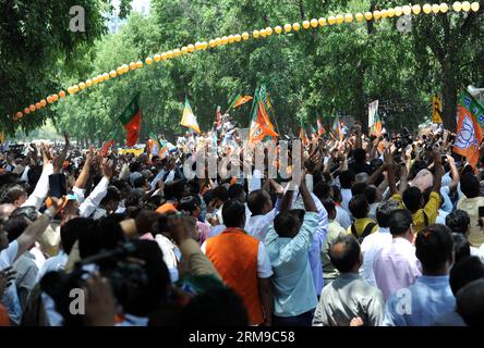 (140517) -- NEW DELHI, 17. Mai 2014 (Xinhua) -- Unterstützer begrüßen Indiens wichtigsten Oppositionsführer der Bharatiya Janata Party (BJP) und designierten Ministerpräsidenten Narendra Modi in New Delhi, Indien, 17. Mai 2014. Tausende jubelnde Anhänger begrüßten Modi bei seiner Ankunft in der Hauptstadt am Samstag, nachdem er seine Partei bei den nationalen Wahlen mit einer überwältigenden Mehrheit geführt hatte. (Xinhua/Partha Sarkar) INDIEN-NEU-DELHI-MODI PUBLICATIONxNOTxINxCHN Neu-Delhi 17. Mai 2014 XINHUA-Anhänger begrüßen Indiens Hauptopposition Bharatiya Janata-Partei BJP-Führer und Premierminister ernennen Narendra Modes in Neu-Delhi Indien Ma Stockfoto