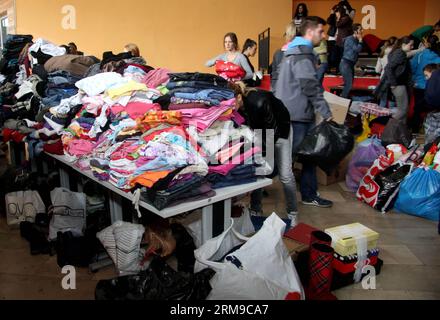 (140517) -- BANJA LUKA, 17. Mai 2014 (Xinhua) -- Bewohner sammeln am 17. Mai 2014 in Banja Luka, der Hauptstadt der Republika Srpska, einer Einheit von Bosnien und Herzegowina, Nahrung, Kleidung und Schuhe für Flutopfer. Mindestens 19 Menschen wurden durch Überschwemmungen in Bosnien und Herzegowina getötet, Hunderte von Gebäuden wurden beschädigt und über 10.000 Menschen wurden evakuiert, sagten Beamte am Samstag. (Xinhua/Borislav Zdrinja) BOSNIEN UND HERZEGOWINA-BANJA LUKA-FLOODS PUBLICATIONxNOTxINxCHN Banja Luka 17. Mai 2014 Einwohner von XINHUA sammeln Kleidung und Schuhe für Flutopfer in Banja Luka Hauptstadt der Republika Srpska Stockfoto